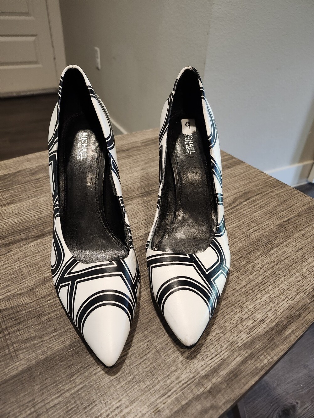 M Michael Kors Claire Graphic Logo Leather Pump geometric pattern Size 9M